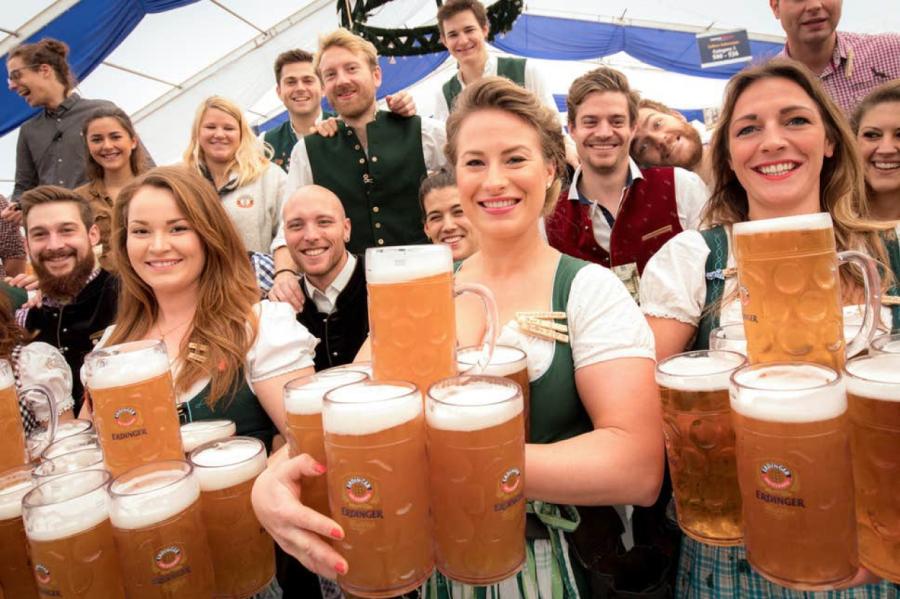 Minhenē sākas tradicionālie alus svētki Oktoberfest; litrs alus - pat 15 eiro!