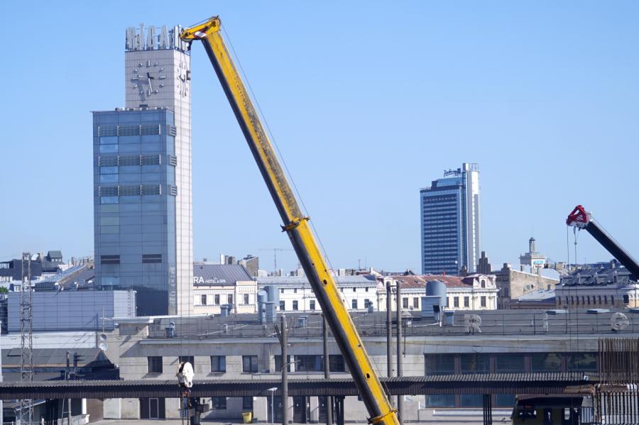 Sākta Rīgas Centrālās dzelzceļa stacijas jaunās ēkas arku uzstādīšana