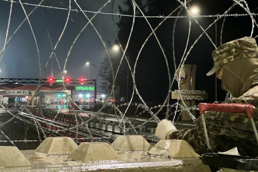 Armija un robežsardze ar betonu un dzeloņdrātīm slēdz Sileni (+FOTO)