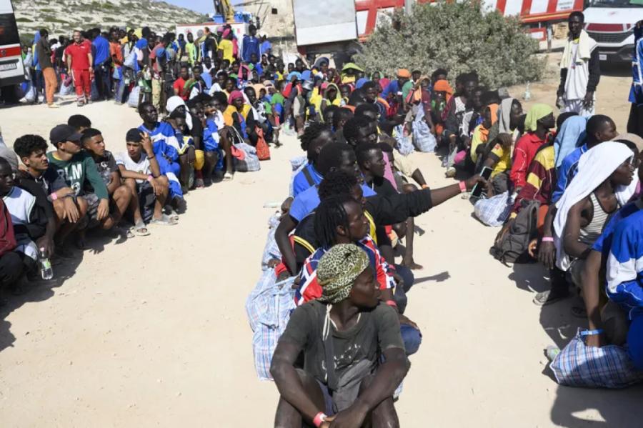 Lampedūzā lielā skaitā turpina ierastie nelegālie imigranti