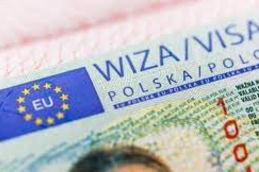 Polija noraida absurdos apgalvojumus par vīzu skandāla mērogiem