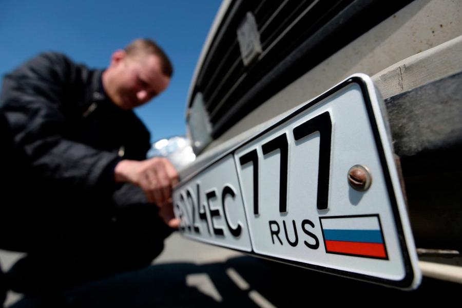 Automobiļi ar Krievijas numura zīmēm Igaunijā jāpārreģistrē pusgada laikā