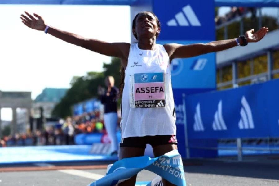 Asefa Berlīnē ievērojami labo pasaules rekordu maratonā