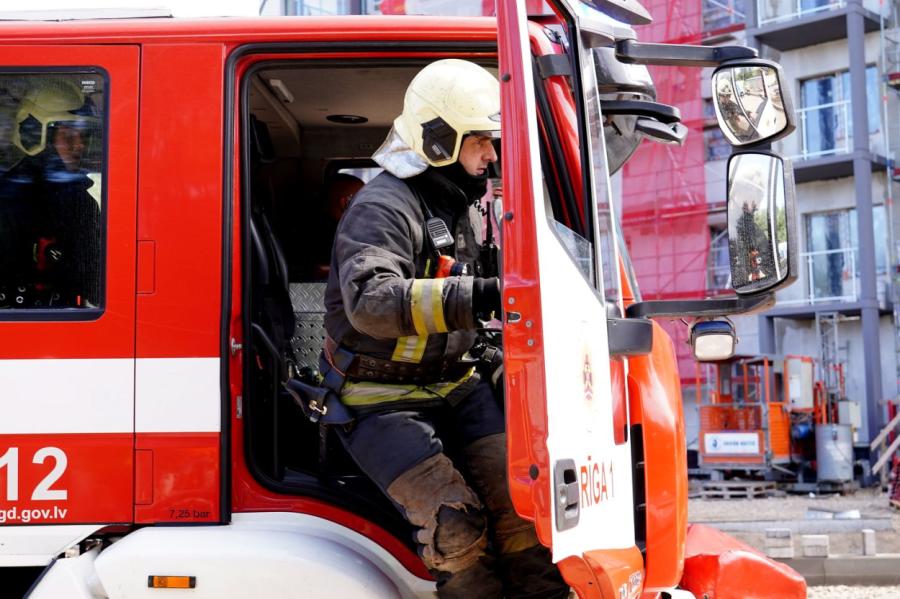 No skolas Rīgā ugunsgrēka dēļ evakuēti 220 cilvēki (+VIDEO)