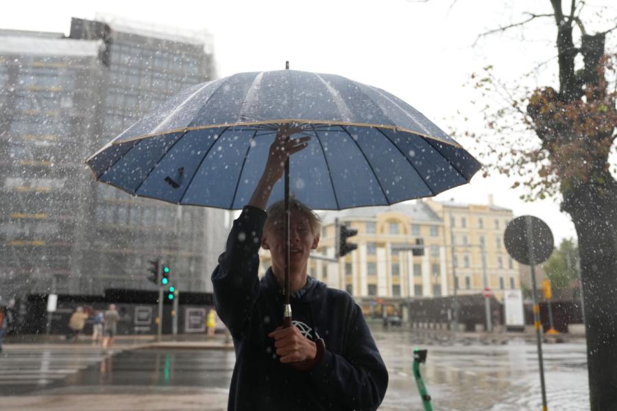 Lietains, vējains un vēss - drūmie piektdienas laikapstākļi