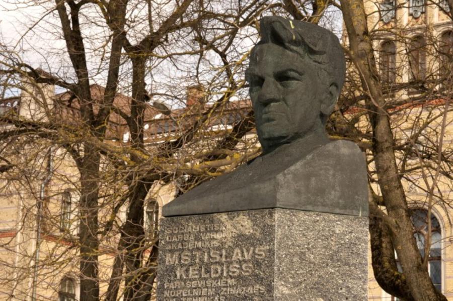 Rīgas domnieki lems par Mstislava Keldiša krūšutēla novākšanu Rīgas kanālmalā