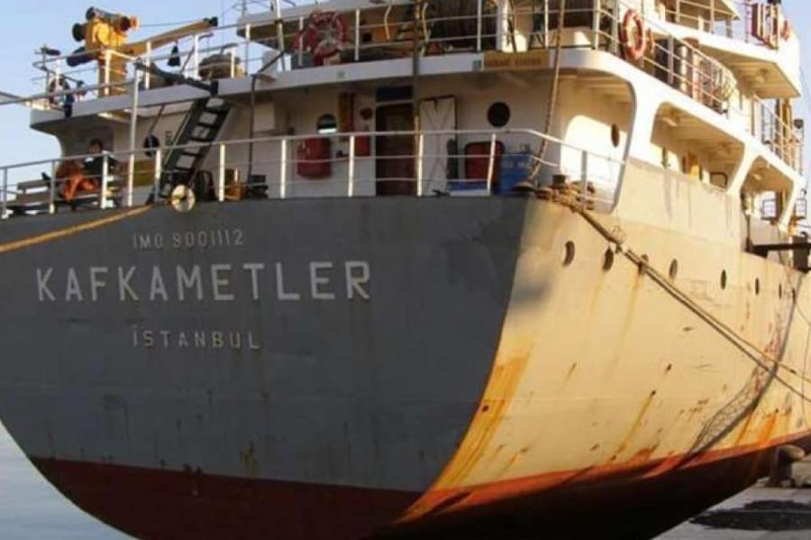 Turcijas kravas kuģis Melnajā jūrā uzbraucis mīnai