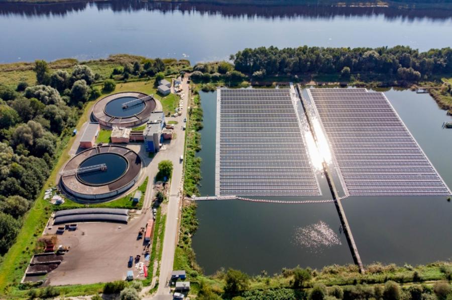 Slokā tiek pabeigta peldošā saules elektrostacija ar 3820 paneļiem (+VIDEO)