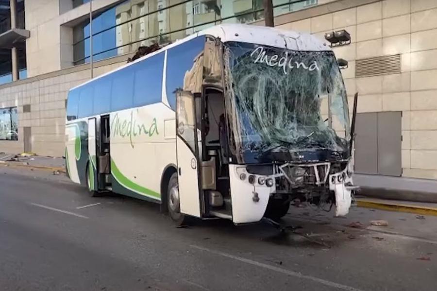 Autobusam Spānijā ietriecoties pūlī, gājuši bojā trīs cilvēki