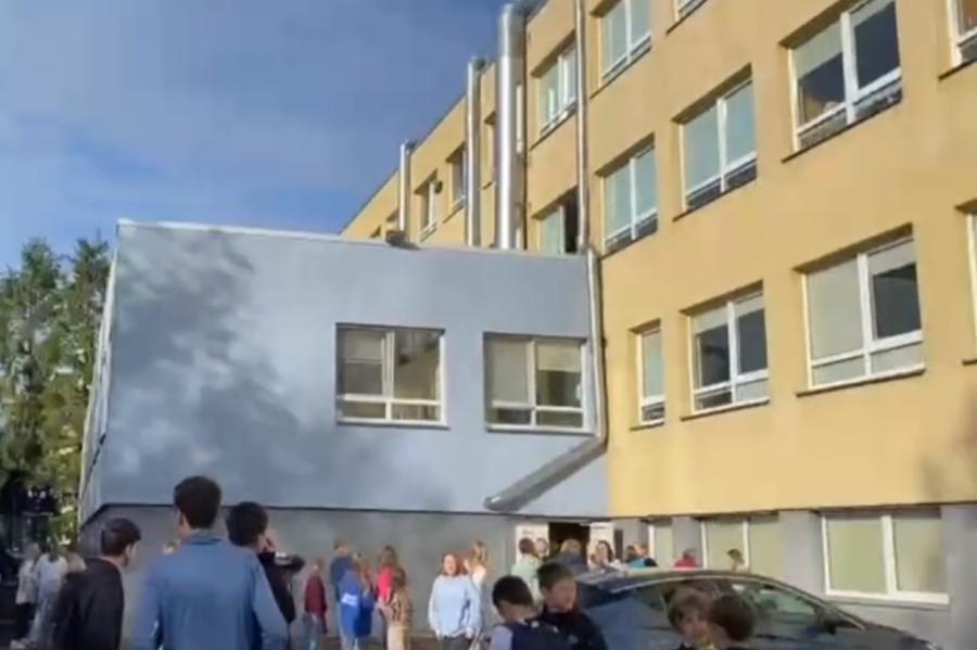 Vairākās Latvijas skolās saņemti draudi, audzēkņi evakuēti