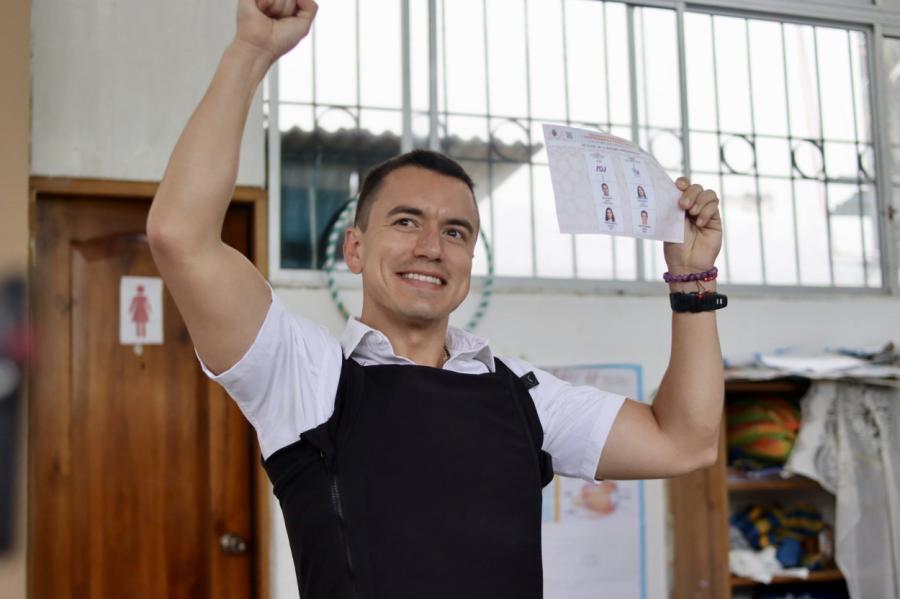Ekvadoras prezidenta vēlēšanās uzvarējis centriski labējo kandidāts