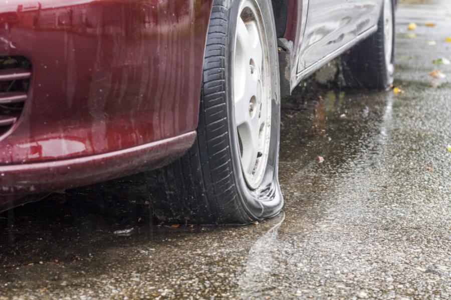 Klimata aktīvisti Rīgā auto riepām izlaiž gaisu un atstāj paziņojumus