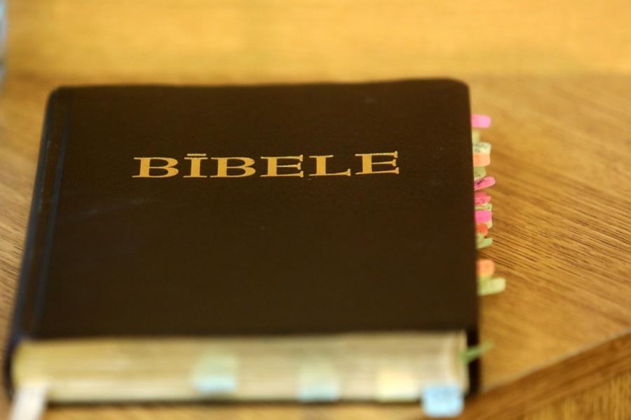 Baznīcas draudze aicina atgriezt no baznīcas paņemto Bībeli