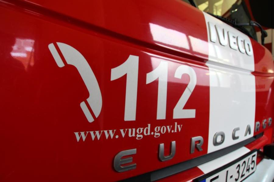 Naktī ugunsgrēka dēļ no dzīvojamās mājas Rīgā evakuēti 14 cilvēki