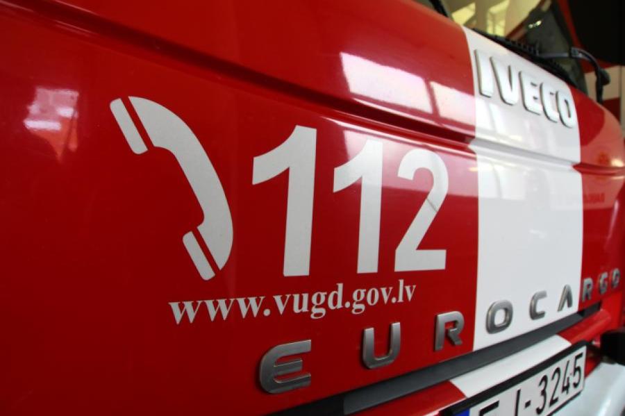 Šorīt likvidēts plašais ugunsgrēks Ādažu angāros