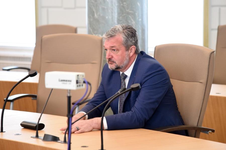 Bijušajam deputātam Zakatistovam piespriež nosacītu brīvības atņemšanu