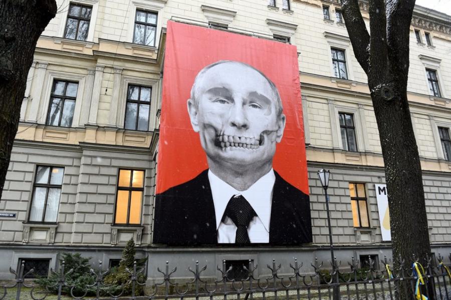 Medicīnas muzejs lūdz ziedot 5500 eiro, lai atjaunotu Putina miroņgalvas plakātu