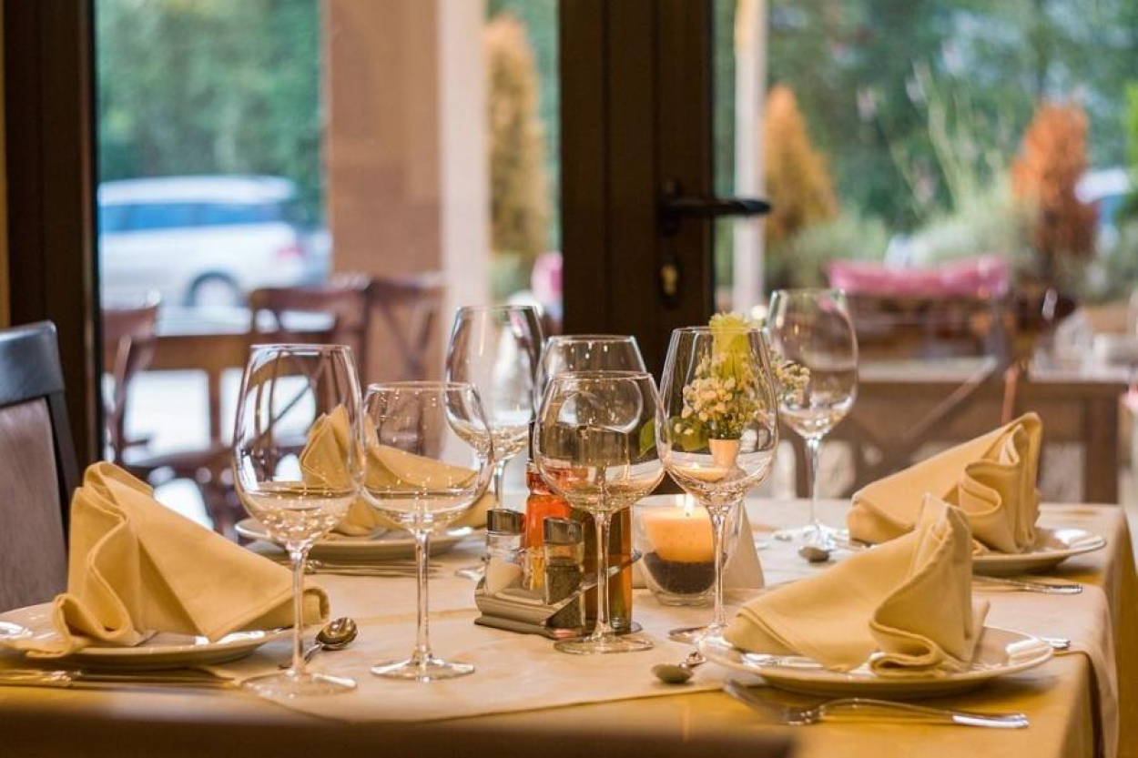 Latvijas iedzīvotāji restorānos šogad tērē par 20% vairāk