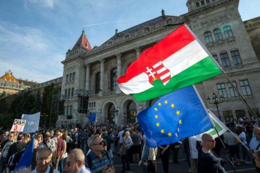 EK apstiprina 920 miljonu eiro piešķiršanu Ungārijai