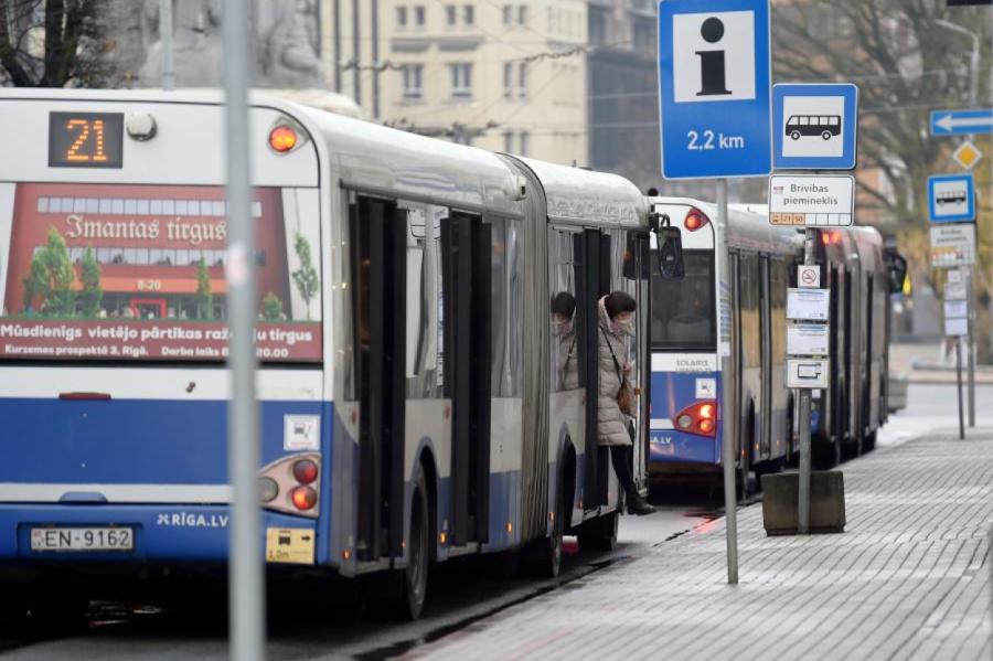 Studentiem plāno samazināt maksu par braukšanu Rīgas sabiedriskajā transportā