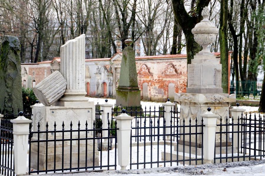 Lielajos kapos atklāti restaurētie Vērmaņu dzimtas pieminekļi