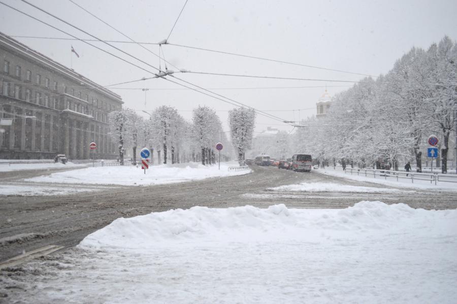 Rīgā sniega dēļ kavējas sabiedriskais transports