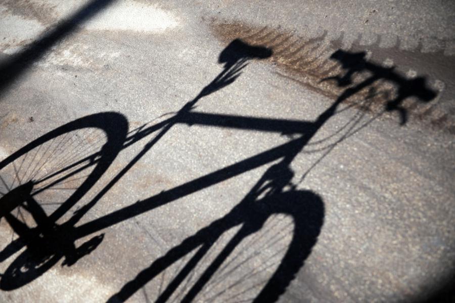 Autovadītājs Pededzē sabrauc velosipēdistu un slēpj līķi