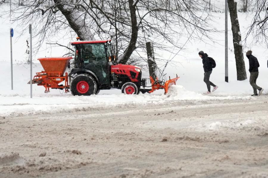 Sākoties decembrim, Latviju klāj līdz 30 centimetriem dziļš sniegs