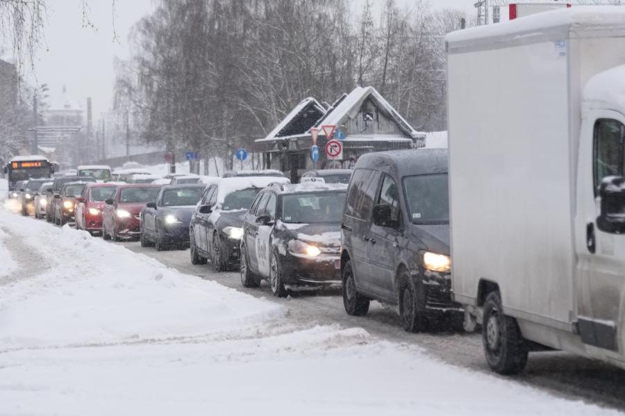 Automašīnām jābūt aprīkotām ar ziemas riepām