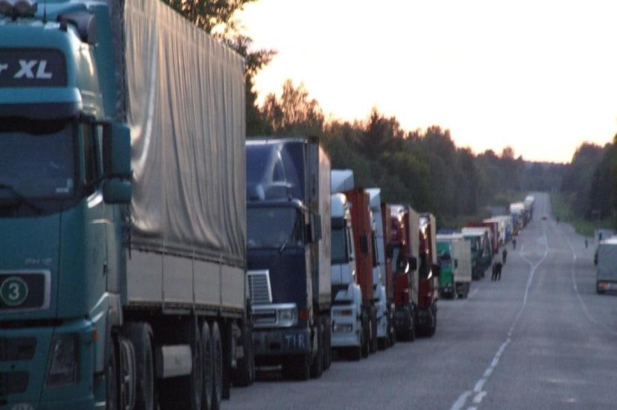 Uz Latvijas robežas rindā stāv vairāk nekā 1000 kravas auto (VIDEO)