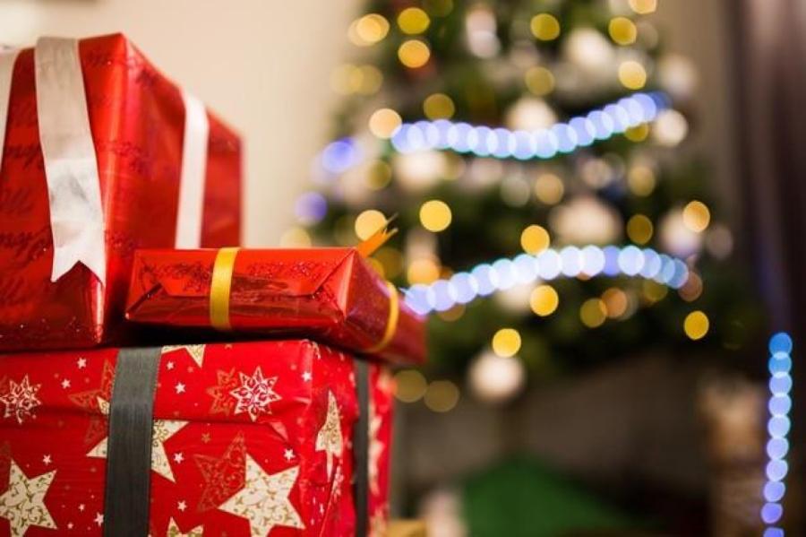 Aptauja: Latvijā 40% iedzīvotāju Ziemassvētku dāvanām plāno tērēt līdz 100 eiro