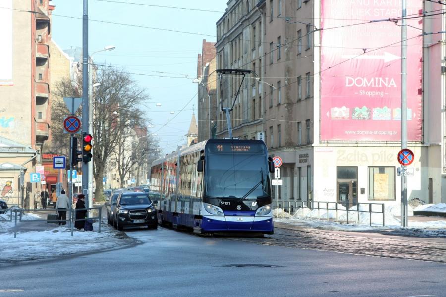 Nepareizi novietota auto dēļ Rīgā apstājusies 11.tramvaja kustība (VIDEO)