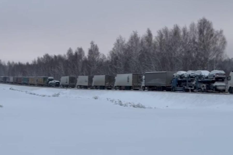 Uz Latvijas robežas rindā stāvošo kravas auto skaits pārsniedz 1500