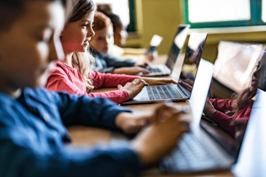 Puse no aptaujātajiem skolēniem pozitīvi vērtē pāreju uz mācībām latviešu valodā