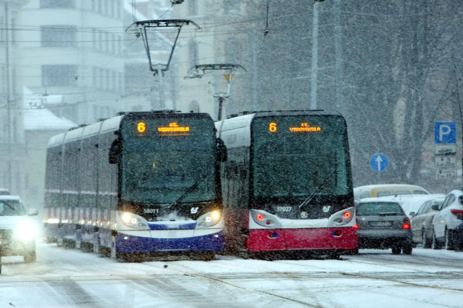 Rīgā no sliedēm noskrienot tramvaja vagonam, cietuši divi pasažieri