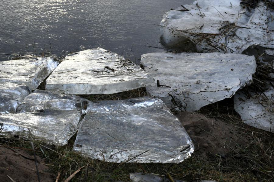 Vairākos upju posmos veidojas ledus sablīvējumi