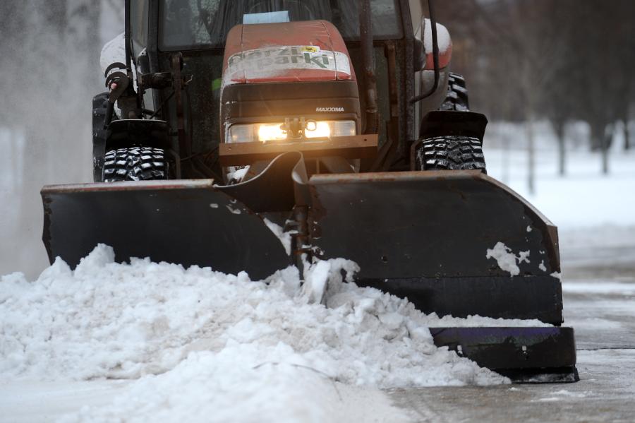 Rīgā sniega tīrīšanas laikā plāno ieviest automašīnu novietošanas ierobežojumus