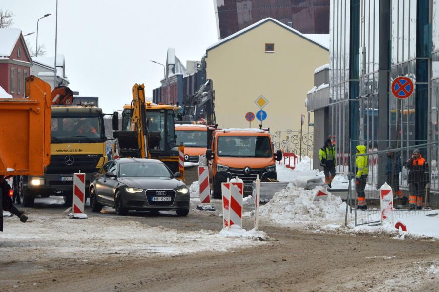 Liepājas pašvaldība pieprasa būvniekiem steidzami pabeigt darbus (+VIDEO)