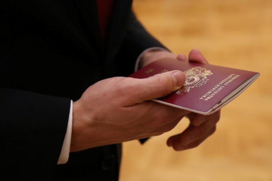 Siliņa uzdod IeM un PMLP paskaidrot jauno pasu būtisko sadārdzinājumu