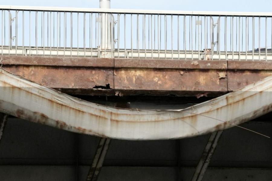 Rīgas dome: uz Vanšu tilta ietvēm izveidojušās plaisas neapdraud drošību