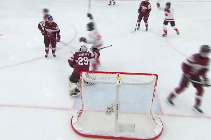 Latvijas U-20 hokejisti pasaules junioru čempionātā dramatiski zaudē Kanādai