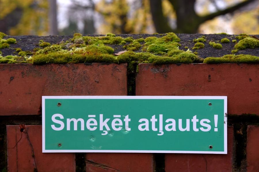 Deputāti nolemj tomēr saglabāt Saeimas smēķētavu