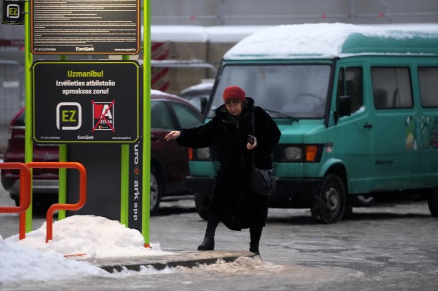 Brīdina par apledojuma veidošanos Rīgas ielās