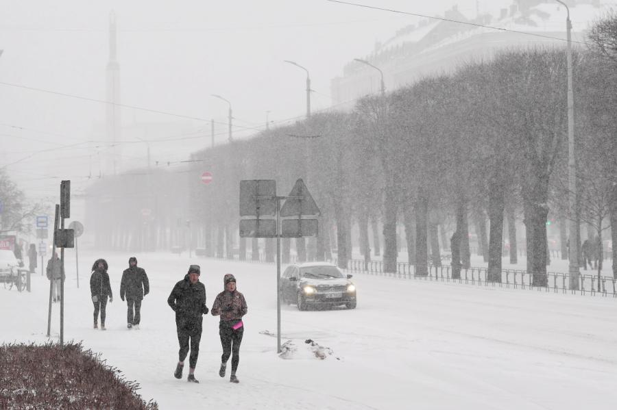 Rīgā sniega dēļ apgrūtināti braukšanas apstākļi; kavējas transports