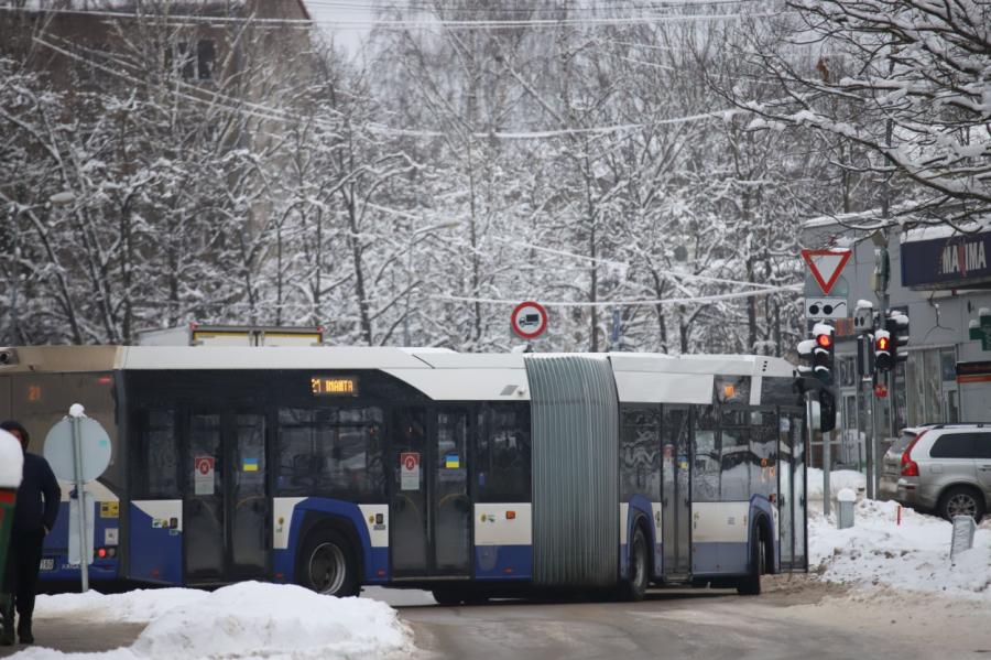 Jau no paša rīta sniega dēļ Rīgā autobusi un trolejbusi kavējas 20 minūtes