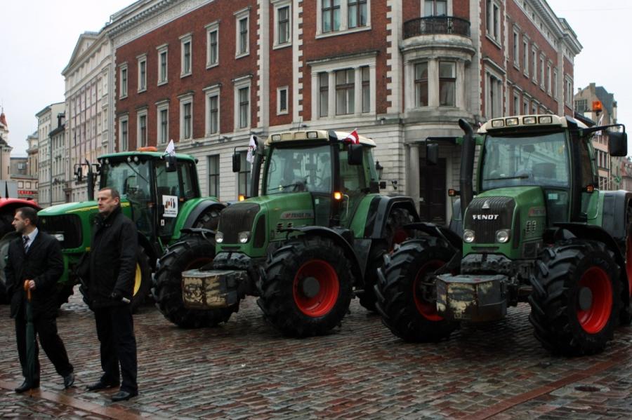 Latvijas zemnieki apsver iespēju rīkot protestus