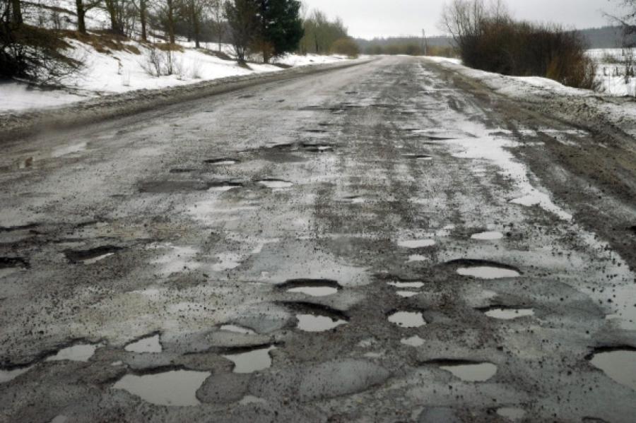 Dārgas bedres uz Latvijas ceļiem: konsultē apdrošinātāji (+VIDEO)