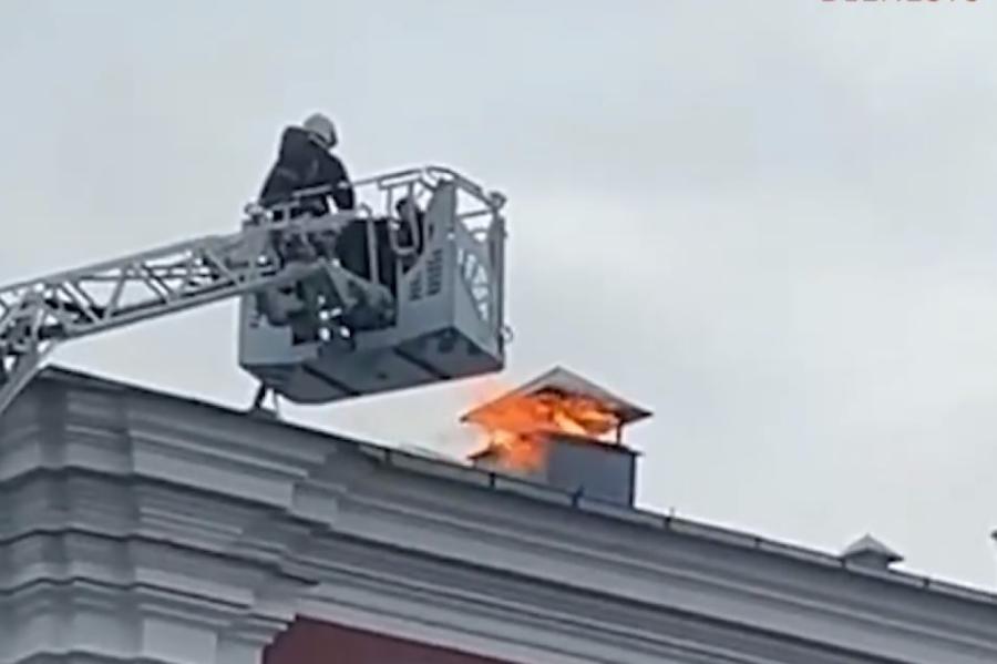 Deg Jelgavas pils, cilvēki evakuēti (Papildināta)