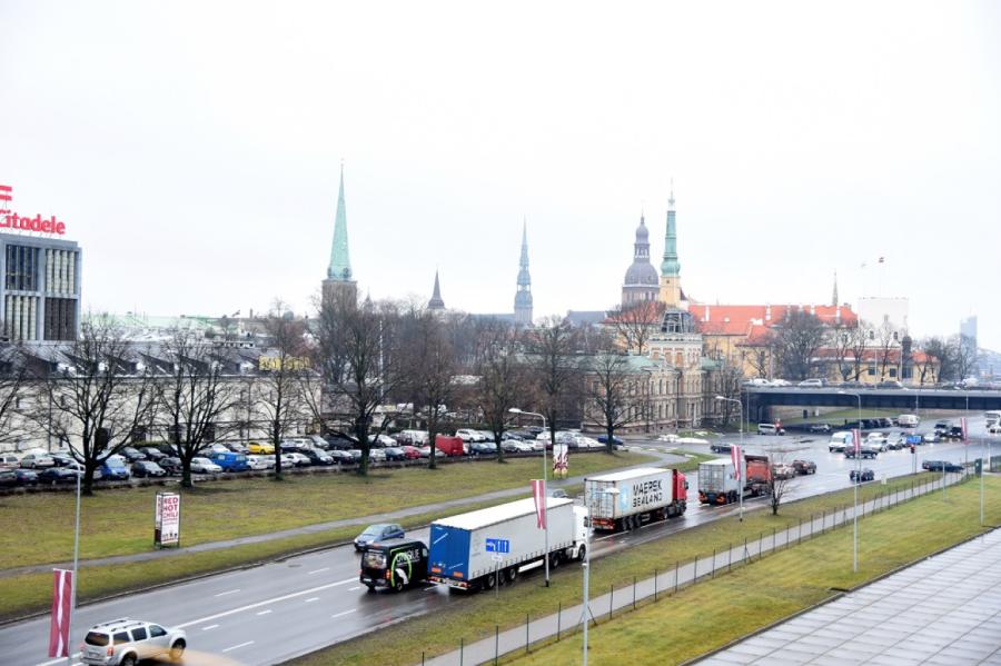 Rīgas centrā sodīti vairāk nekā 100 kravas auto vadītāji