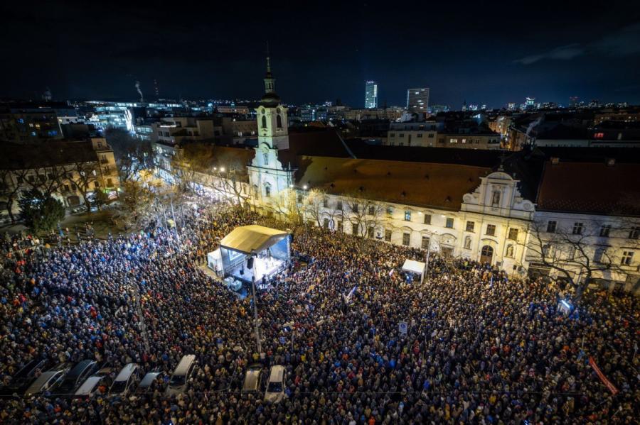 Slovākijā tūkstošiem cilvēku protestē pret Fico valdības plāniem